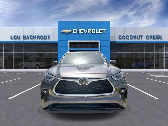 2024 Toyota Highlander LE photo 3