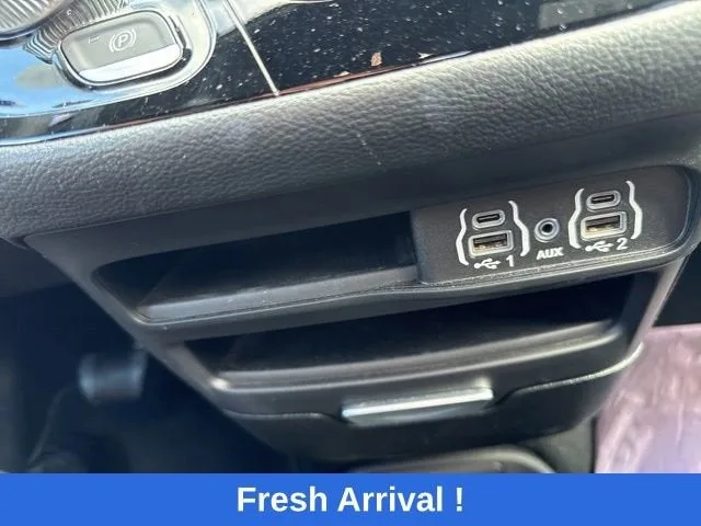 2024 Chrysler Pacifica Touring photo 8