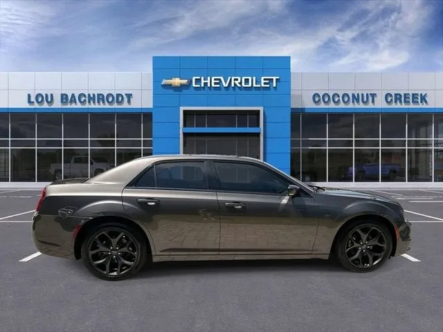 2023 Chrysler 300 300S photo 9