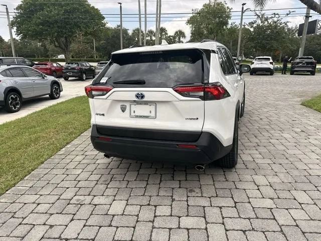2023 Toyota RAV4 Hybrid XLE photo 32