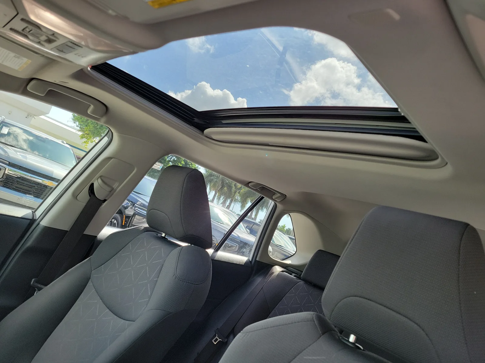 2023 Toyota RAV4 Hybrid XLE photo 25