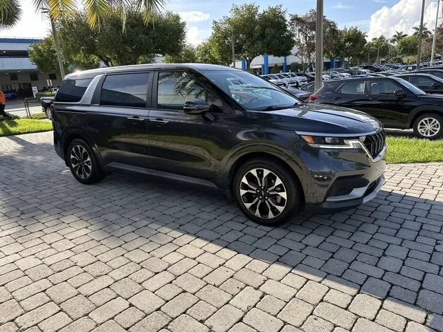 2023 Kia Carnival EX photo 16