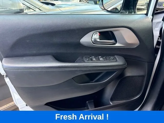 2024 Chrysler Pacifica Touring photo 13