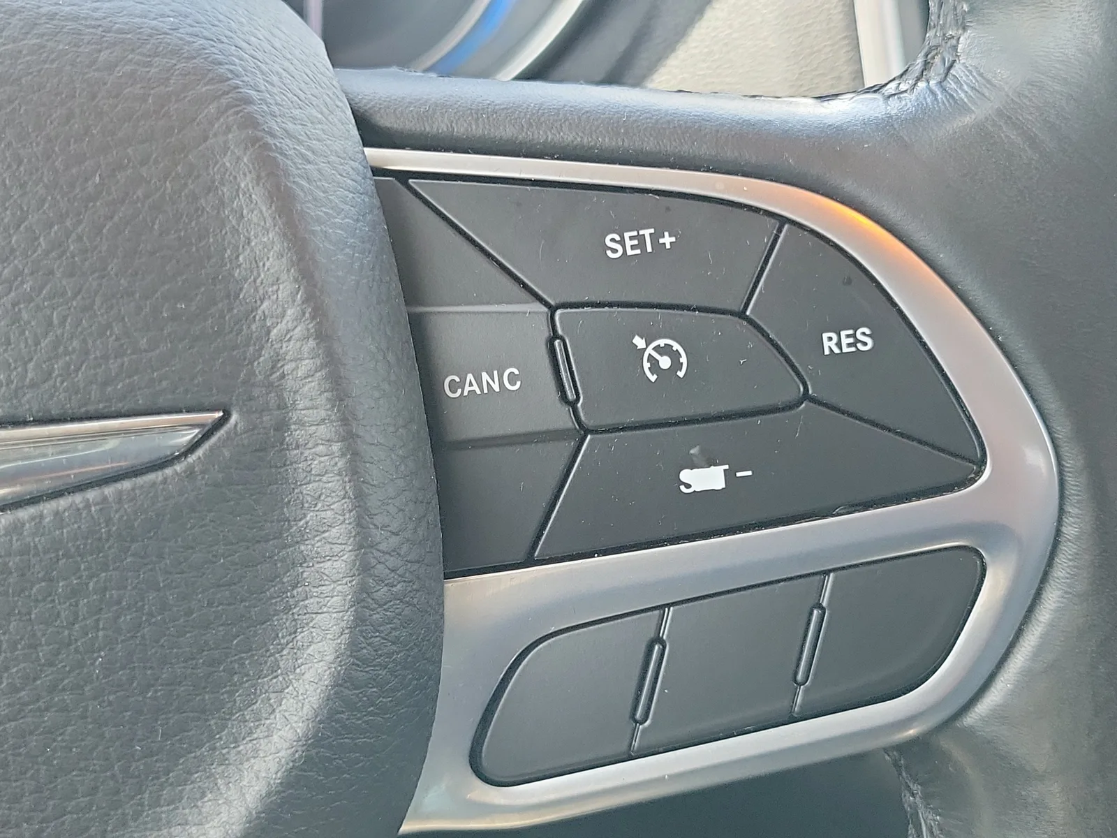 2021 Chrysler 300 Touring L photo 27