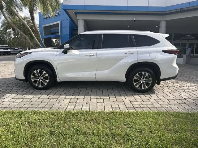 2024 Toyota Highlander LE photo 32