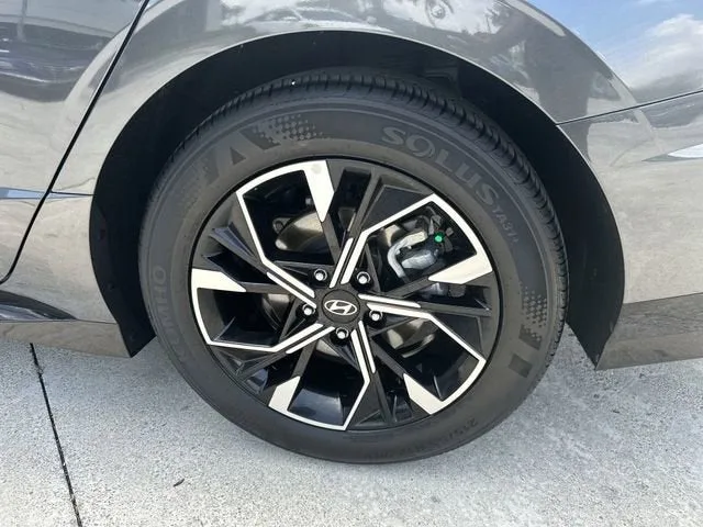 2025 Hyundai Sonata SEL photo 11