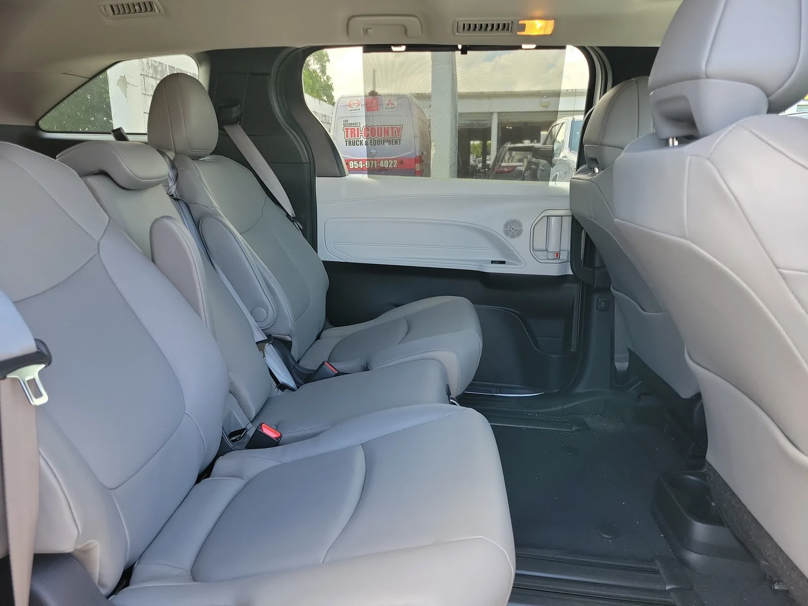 2025 Toyota Sienna XLE photo 7