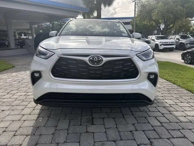 2024 Toyota Highlander LE photo 19