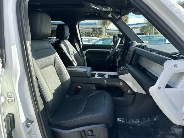 2025 Land Rover Defender S photo 29