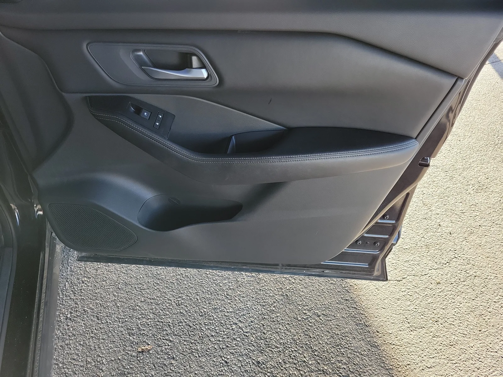 2025 Nissan Rogue SV photo 11
