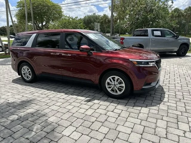 2024 Kia Carnival LX photo 19