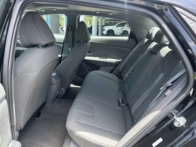 2025 Hyundai Elantra SEL Convenience photo 27