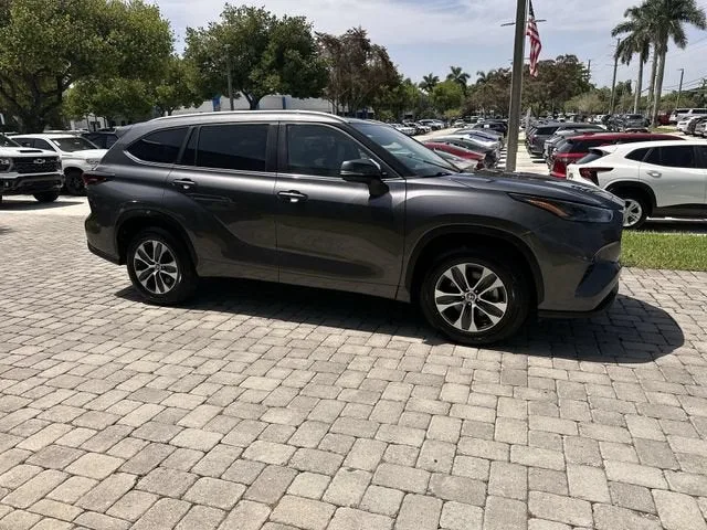 2024 Toyota Highlander LE photo 15