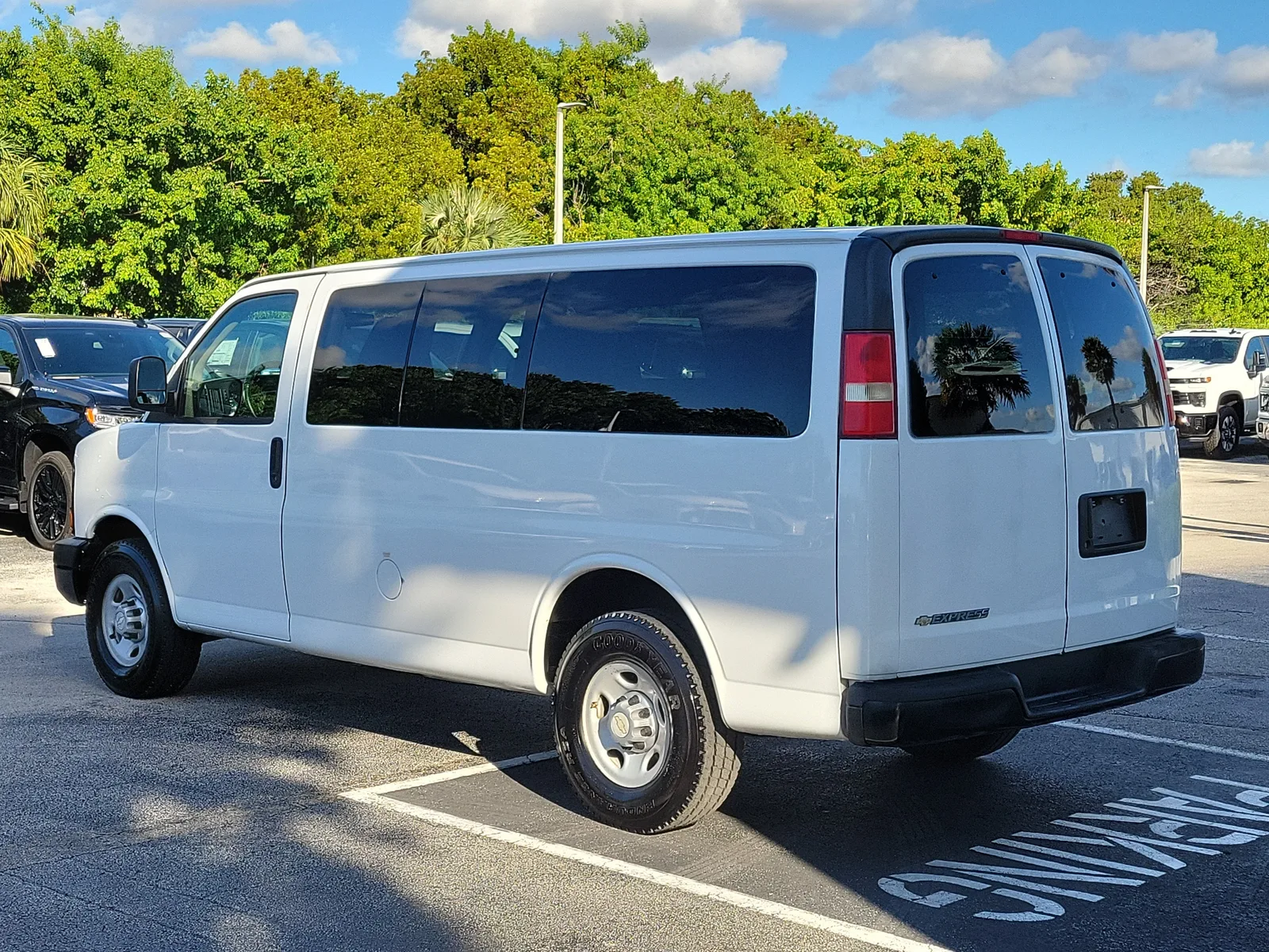 2014 Chevrolet Express Passenger 2500 LS photo 5