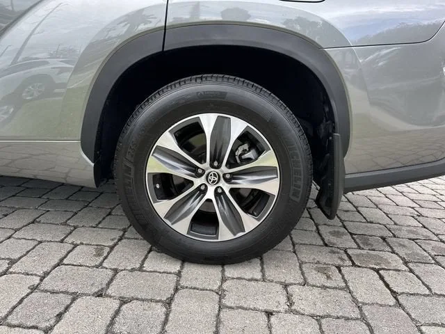 2025 Toyota Highlander LE photo 11