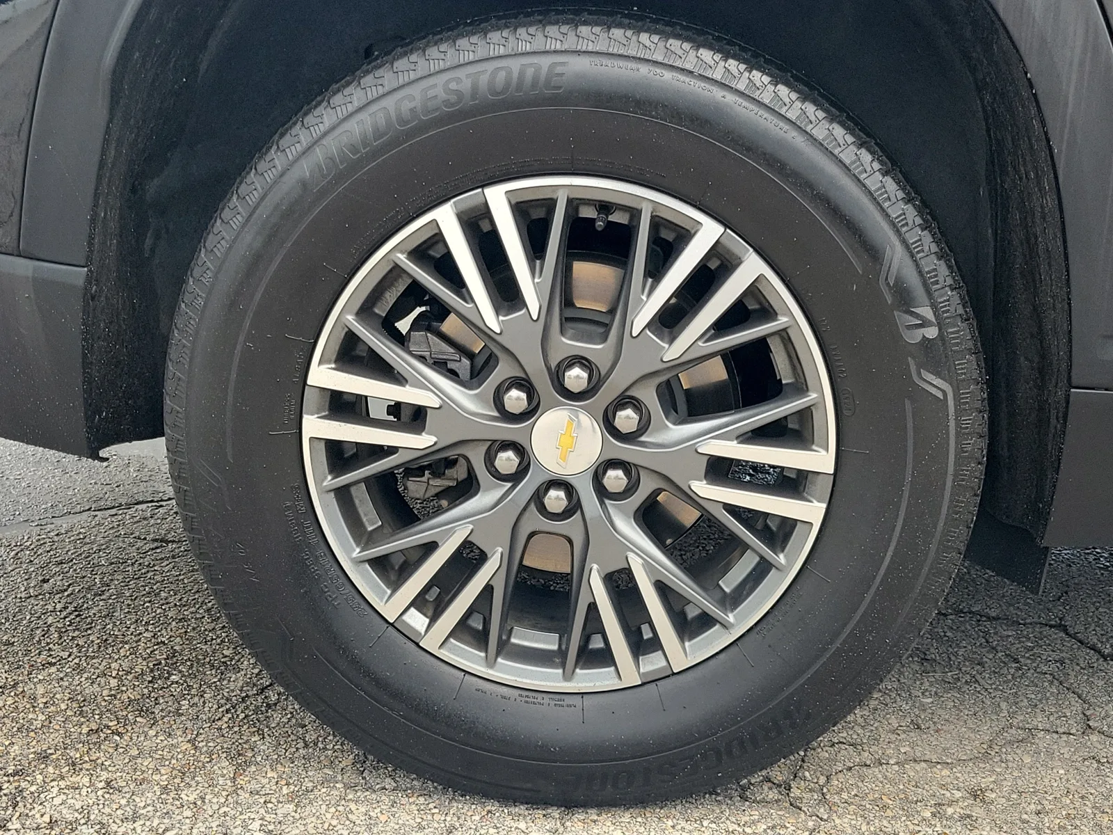 2024 Chevrolet Traverse LT photo 2