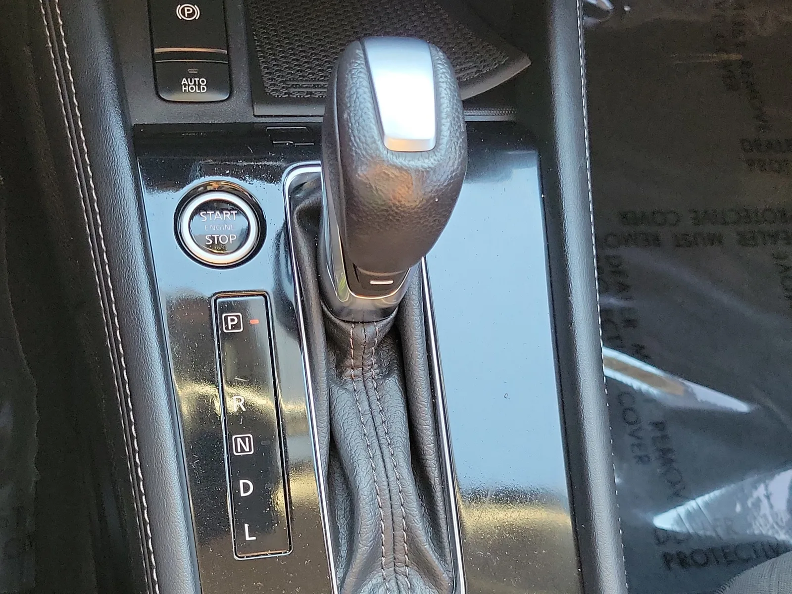 2021 Nissan Kicks SR photo 32