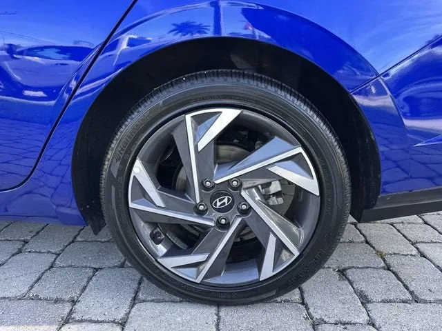 2025 Hyundai Elantra SEL Convenience photo 11