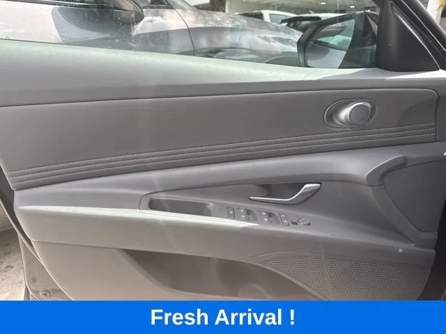 2025 Hyundai Elantra SEL Convenience photo 12