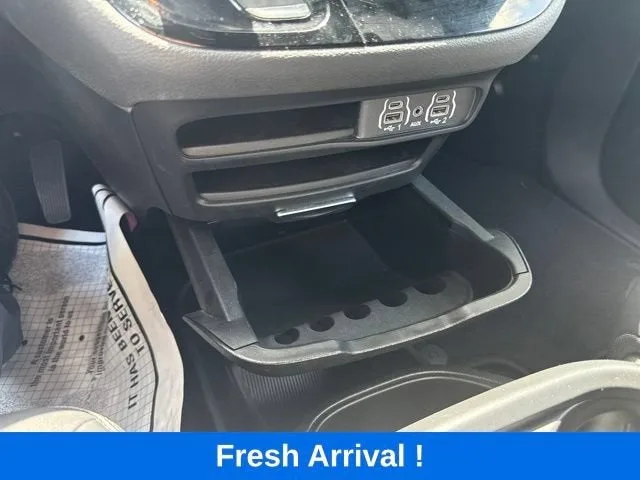 2025 Chrysler Pacifica Select photo 9