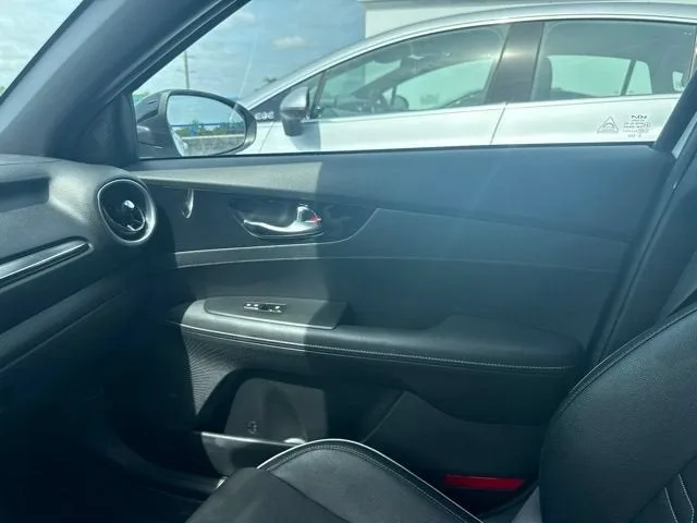 2021 Kia Forte GT-Line photo 11