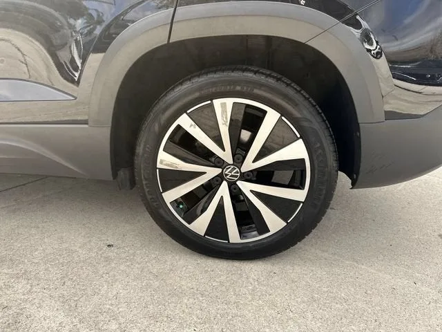 2024 Volkswagen Taos SE photo 11