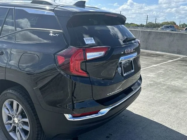 2024 GMC Terrain SLT photo 12