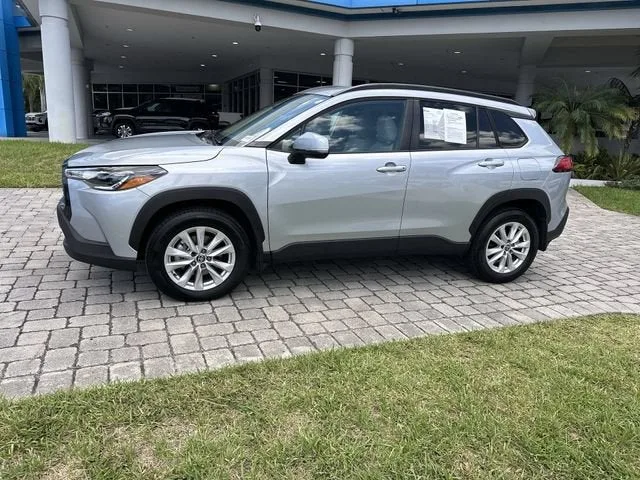 2023 Toyota Corolla Cross LE photo 20