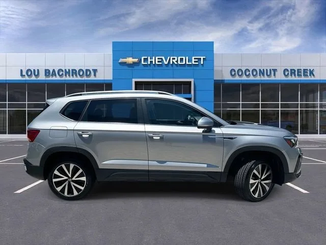 2024 Volkswagen Taos SE photo 9