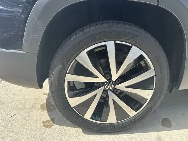 2024 Volkswagen Taos SE photo 3