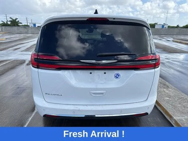 2024 Chrysler Pacifica Touring photo 16