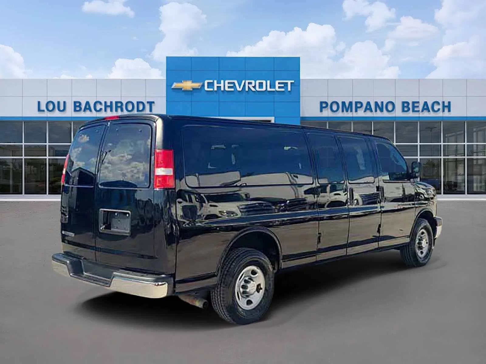 2018 Chevrolet Express Passenger 3500 LT photo 3