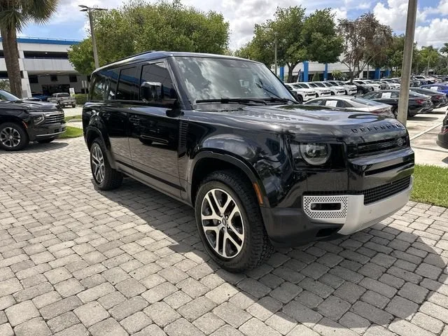 2023 Land Rover Defender SE photo 16