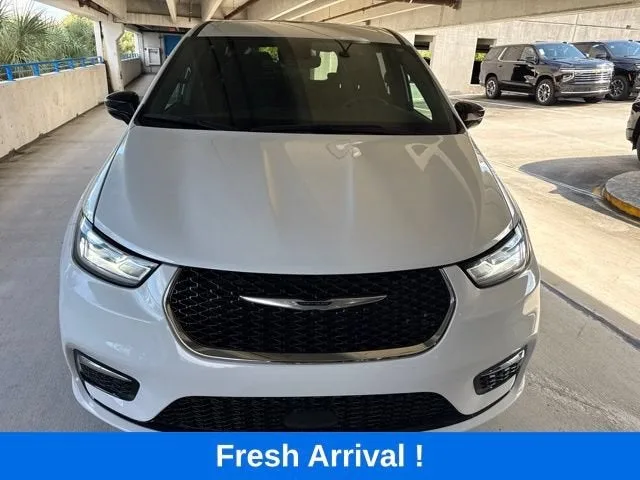 2024 Chrysler Pacifica Touring photo 17