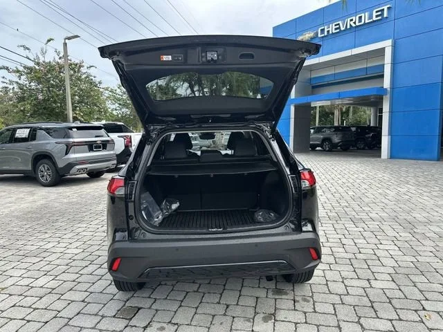 2025 Toyota Corolla Cross XLE photo 28