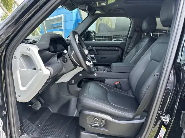 2023 Land Rover Defender SE photo 30