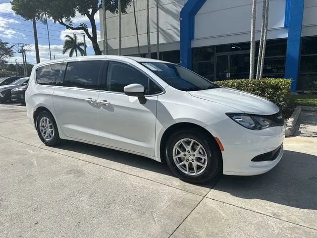 2023 Chrysler Voyager LX photo 17