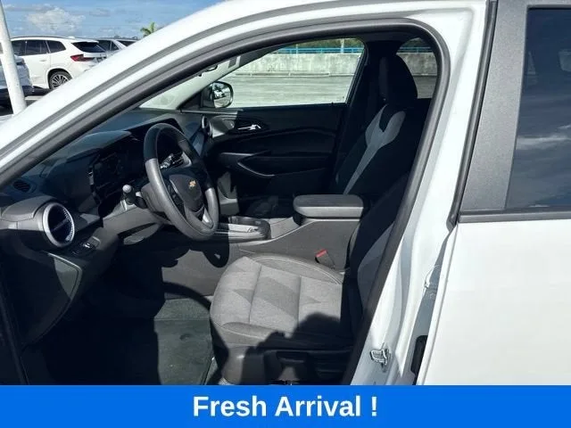 2025 Chevrolet Trax LS photo 2