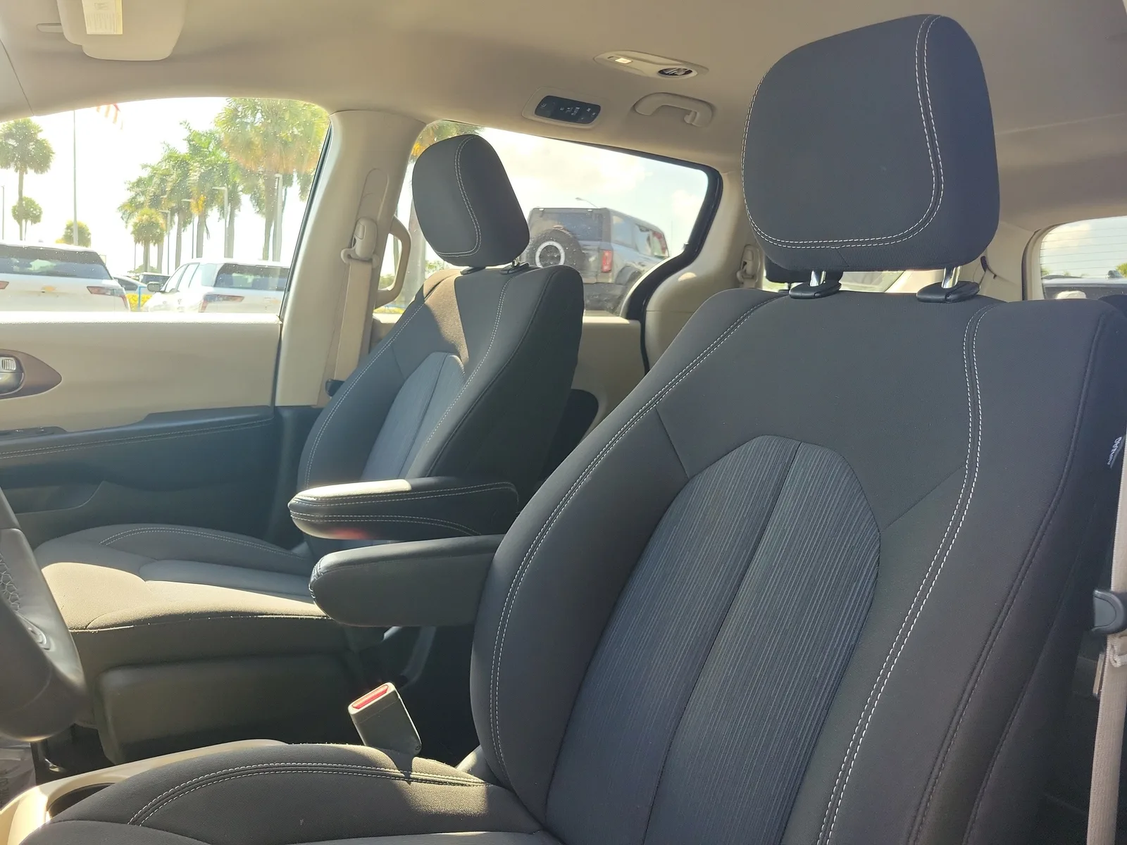 2023 Chrysler Voyager LX photo 20