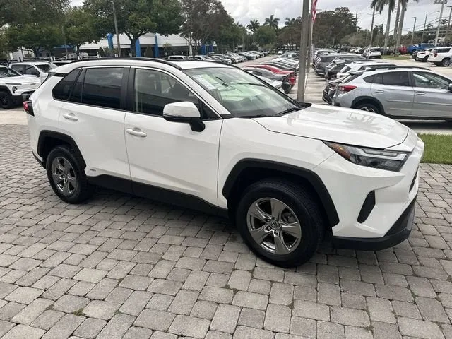 2023 Toyota RAV4 Hybrid XLE photo 18