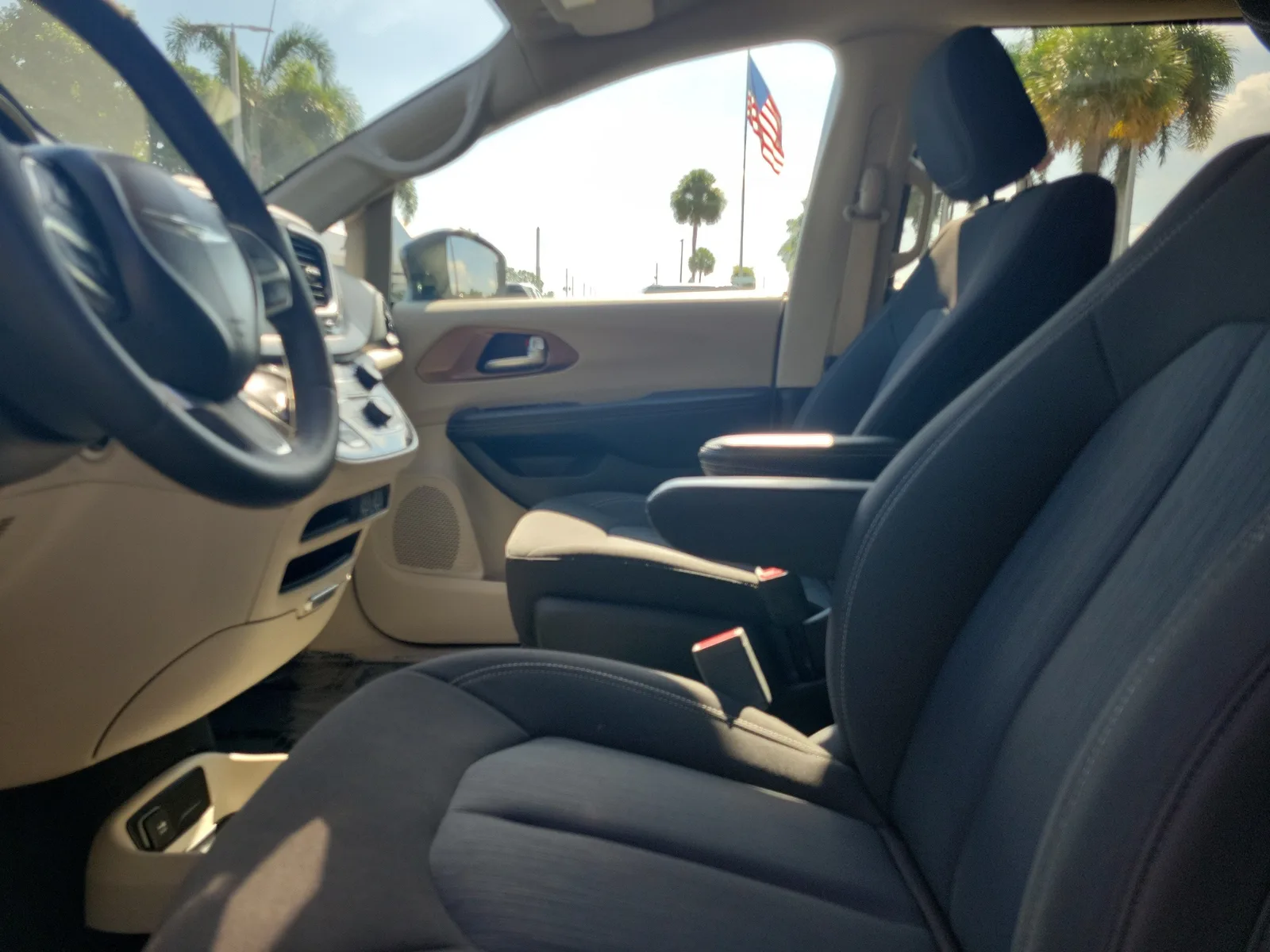 2023 Chrysler Voyager LX photo 19