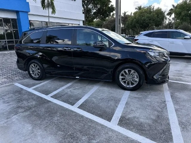 2026 Toyota Sienna XLE photo 15