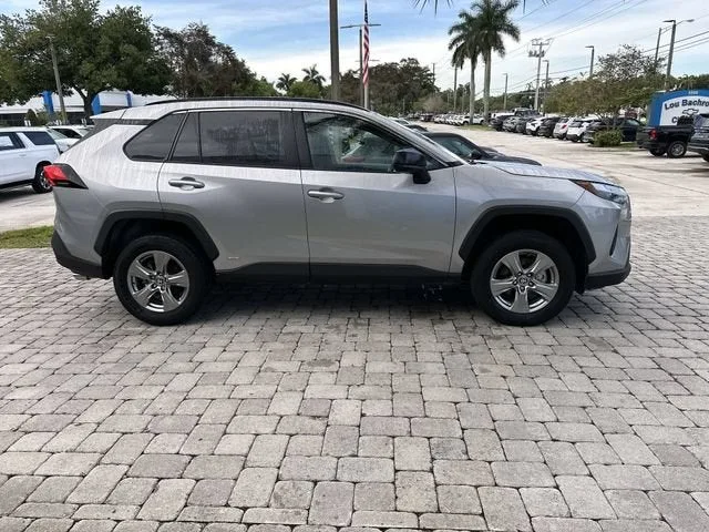 2025 Toyota RAV4 Hybrid LE photo 14