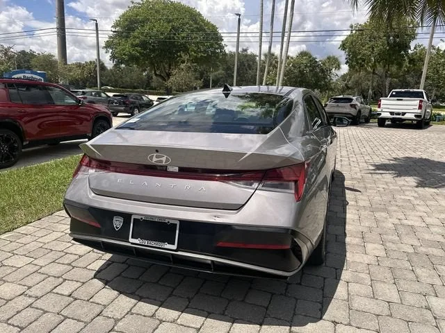 2025 Hyundai Elantra SEL Convenience photo 38