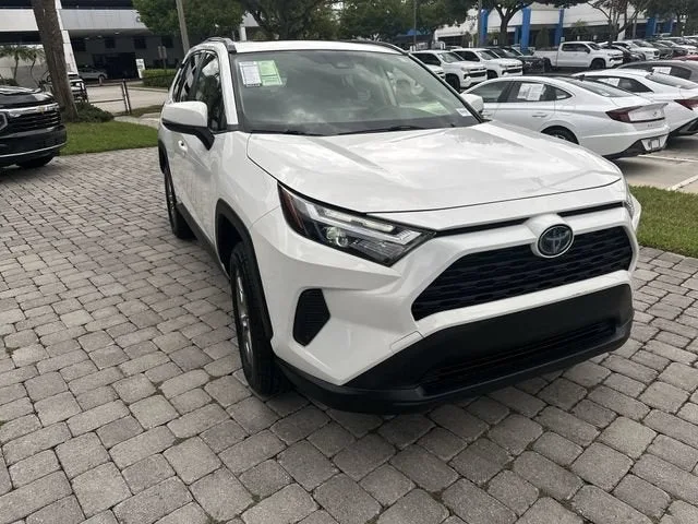 2023 Toyota RAV4 Hybrid XLE photo 16