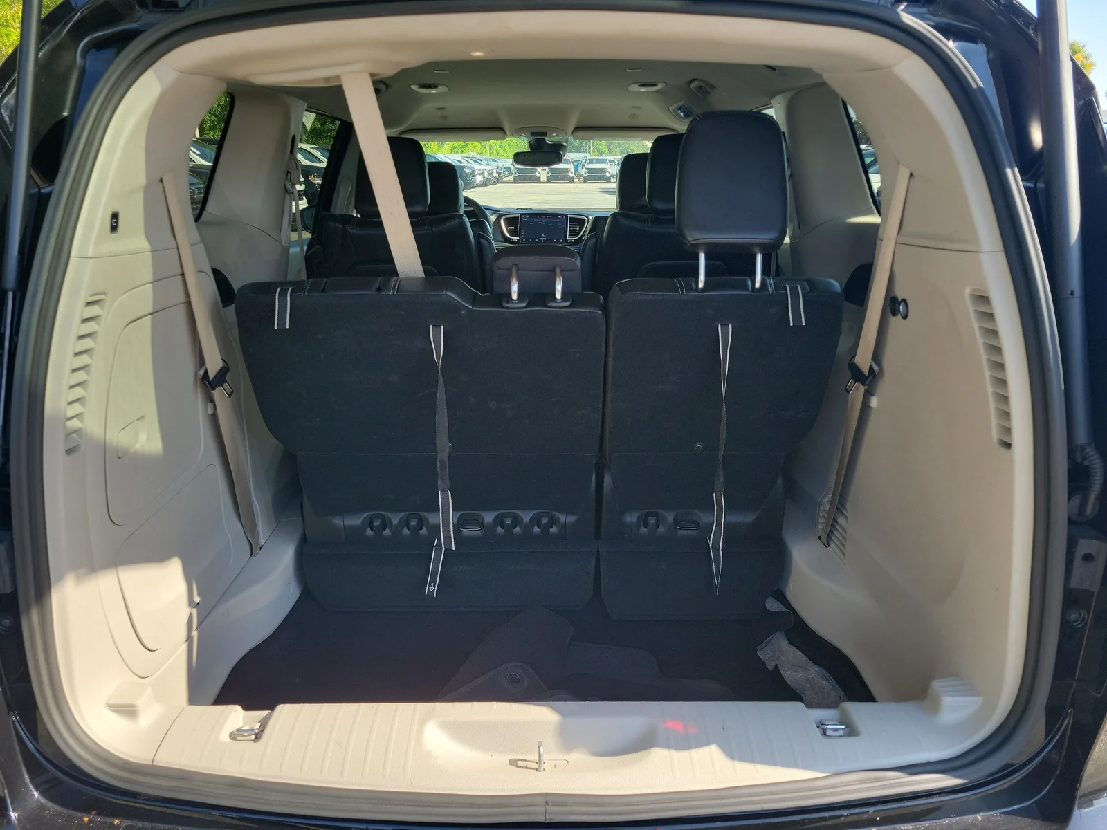 2024 Chrysler Pacifica Hybrid Select photo 12
