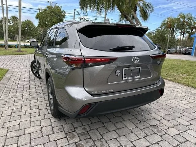 2025 Toyota Highlander LE photo 12