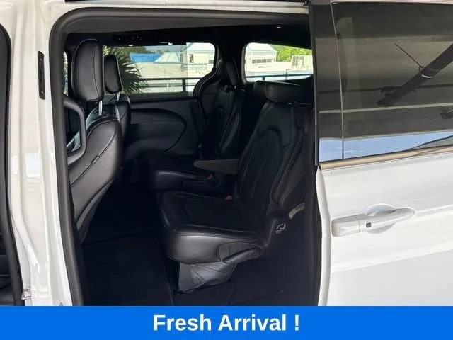 2025 Chrysler Pacifica Select photo 3