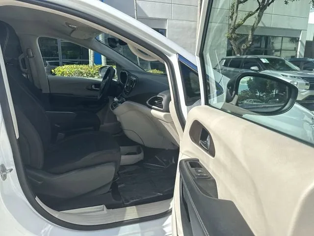 2023 Chrysler Voyager LX photo 29
