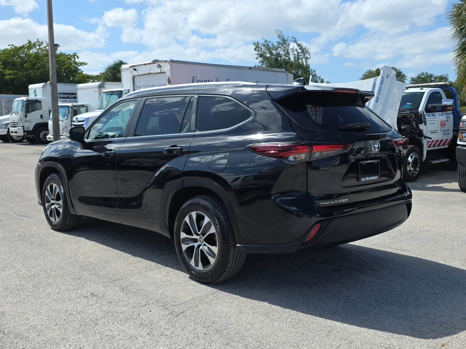2024 Toyota Highlander LE photo 5